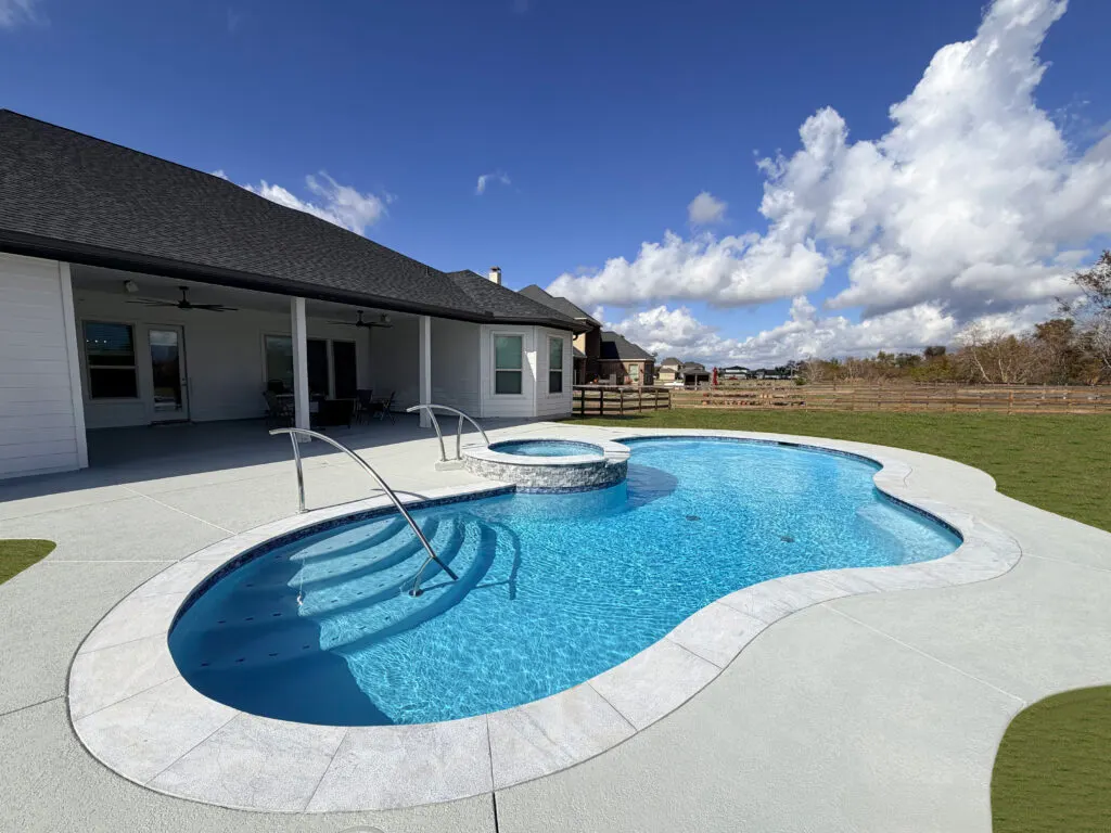Freeform pool with integrated spa built by Mango Pool & Spa in Rosharon, TX
